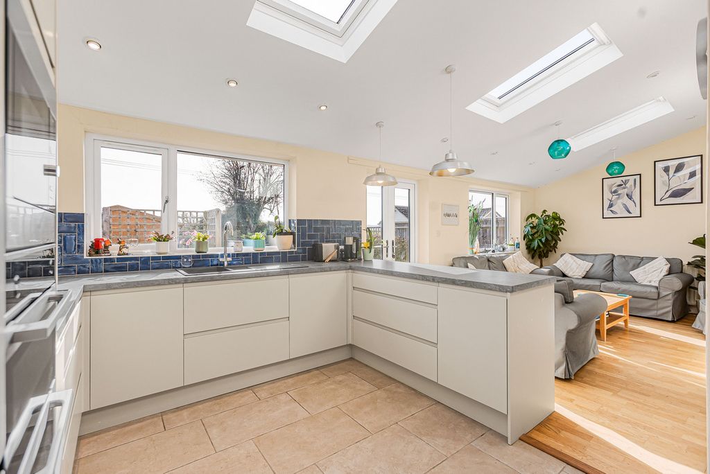 Property photo 2 of 30