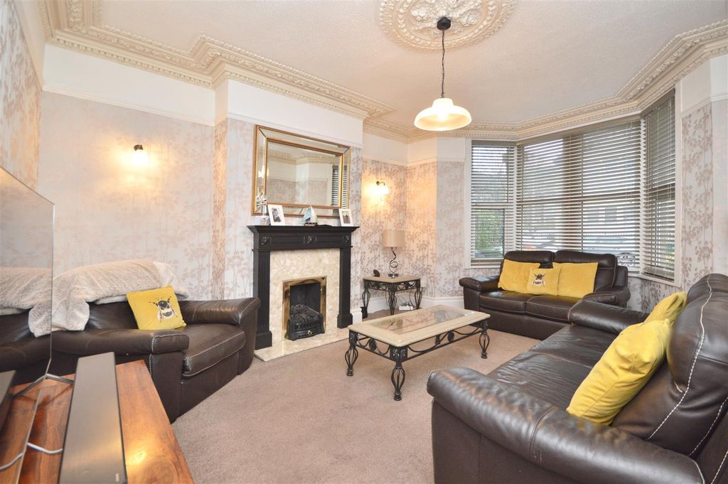 Property photo 3 of 22 Sitting Room