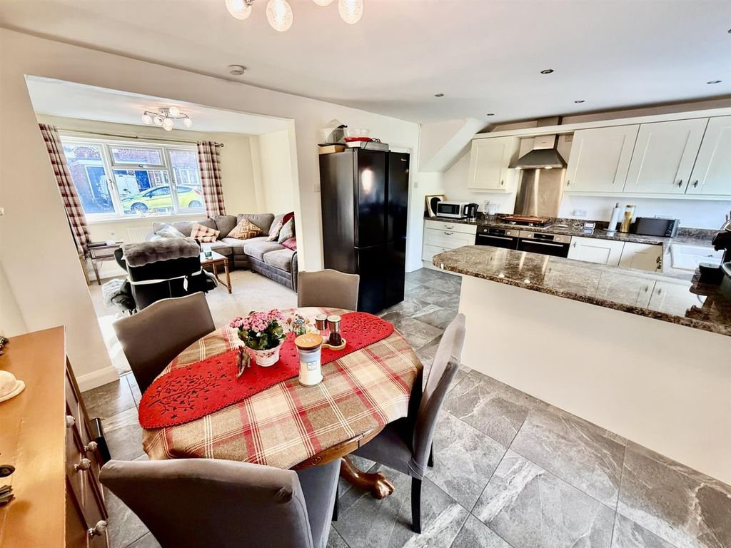 Property photo 2 of 13 Kitchen/ Dining Room