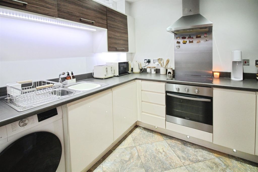 Property photo 2 of 10 Kitchen