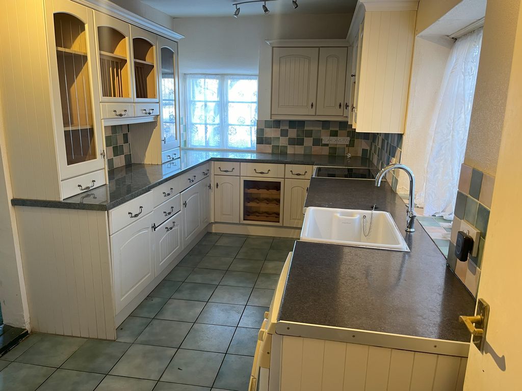 Property photo 3 of 11 Kitchen