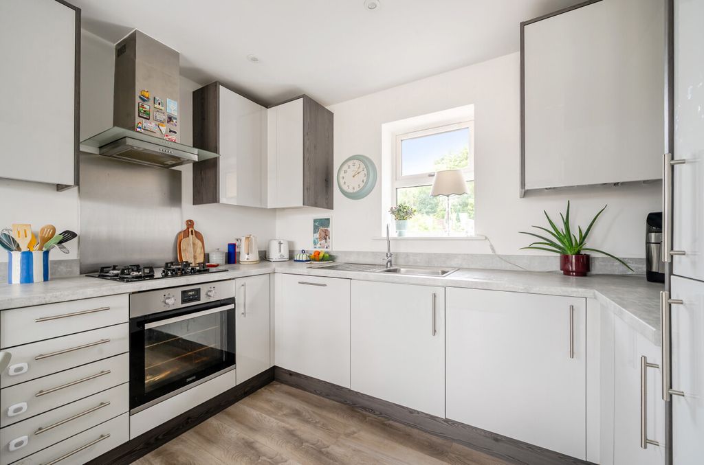 Property photo 2 of 13 1335403-16-6894Ae...