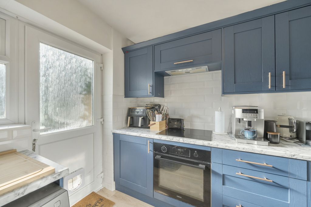 Property photo 3 of 10 Kitchen