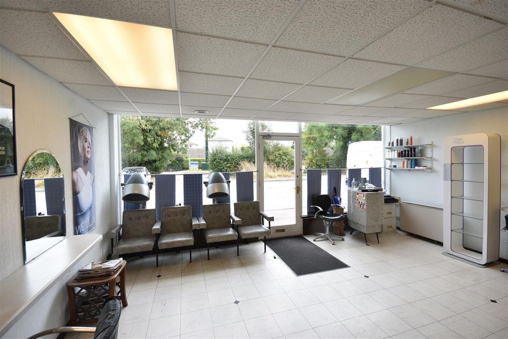 Property photo 3 of 5 Salon.Jpg