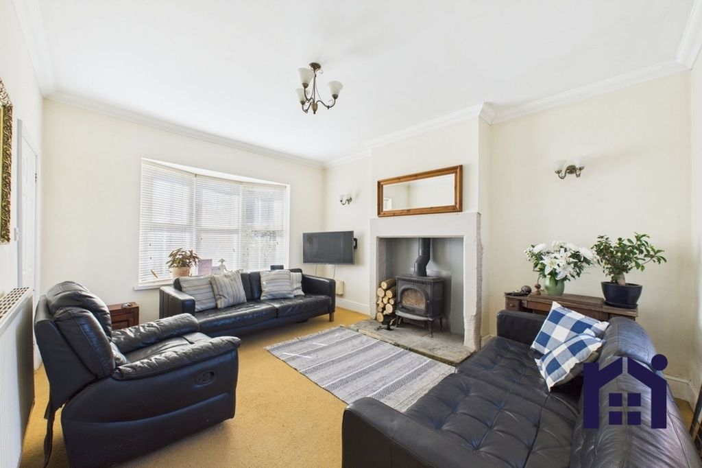 Property photo 1 of 17 Living Room
