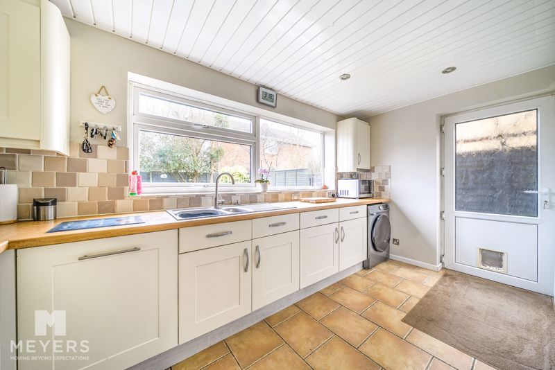 Property photo 3 of 18 Kitchen