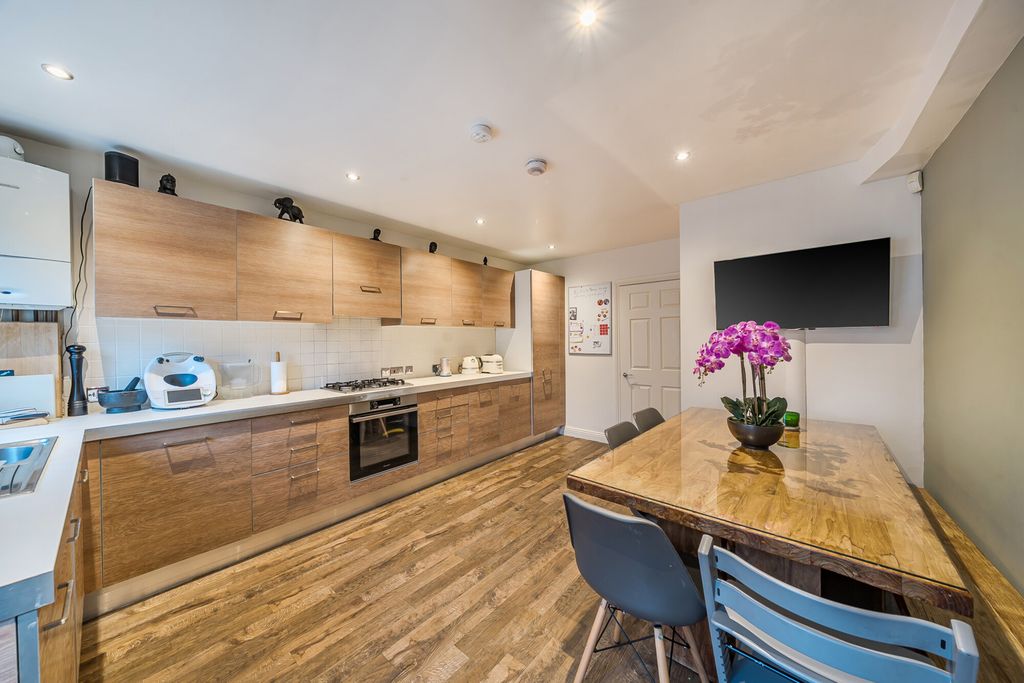 Property photo 3 of 21 1394393-19-696118...