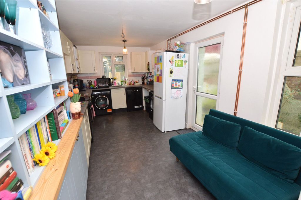 Property photo 3 of 17 Kitchen