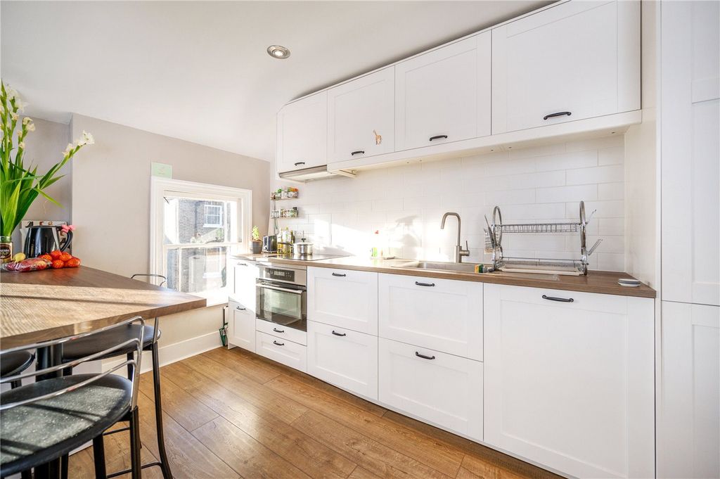 Property photo 3 of 7 Kitchen 1