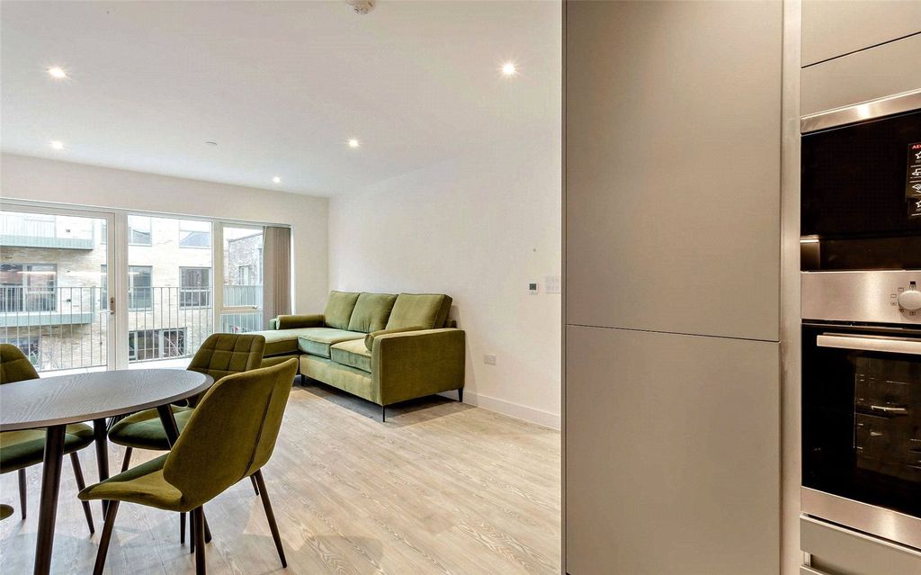 Property photo 3 of 8 Kitchen/Lounge