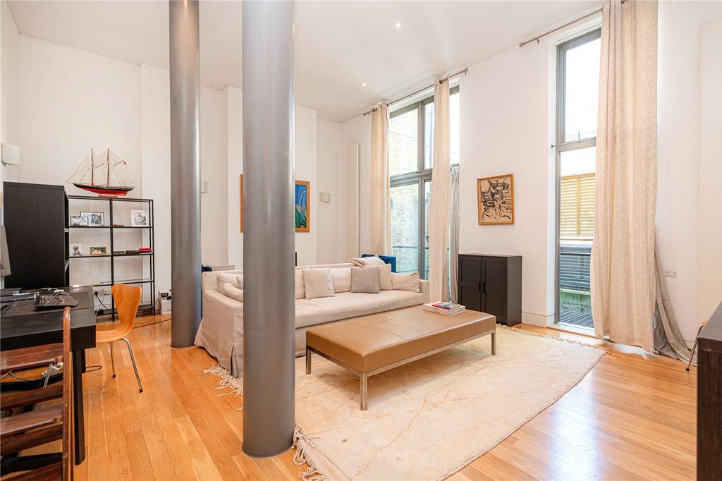 Property photo 1 of 17 Sitting Room