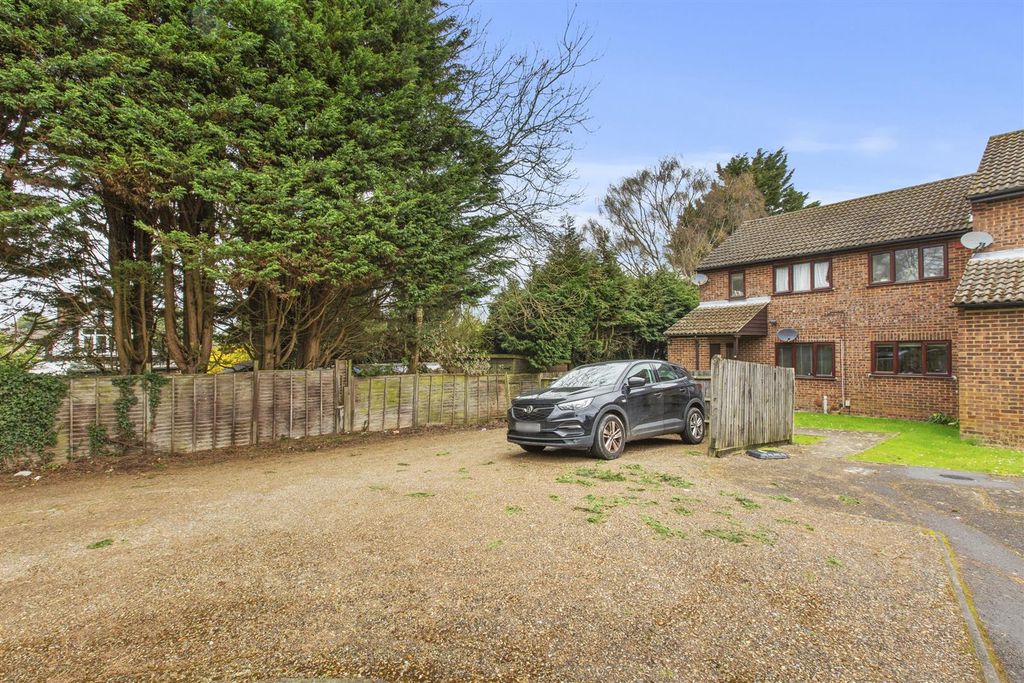 Property photo 3 of 12 16 Birinus Close, Hp12 3Lz-12.Jpg