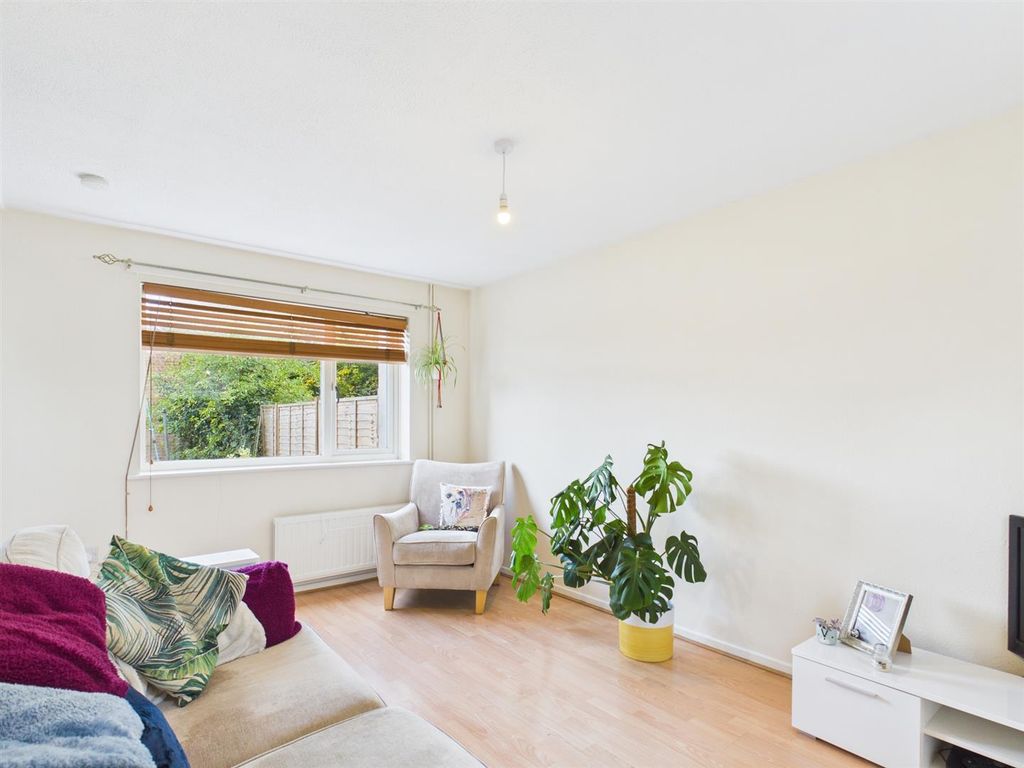 Property photo 2 of 13 Lounge