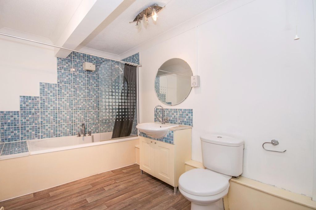 Property photo 3 of 10 Bathroom