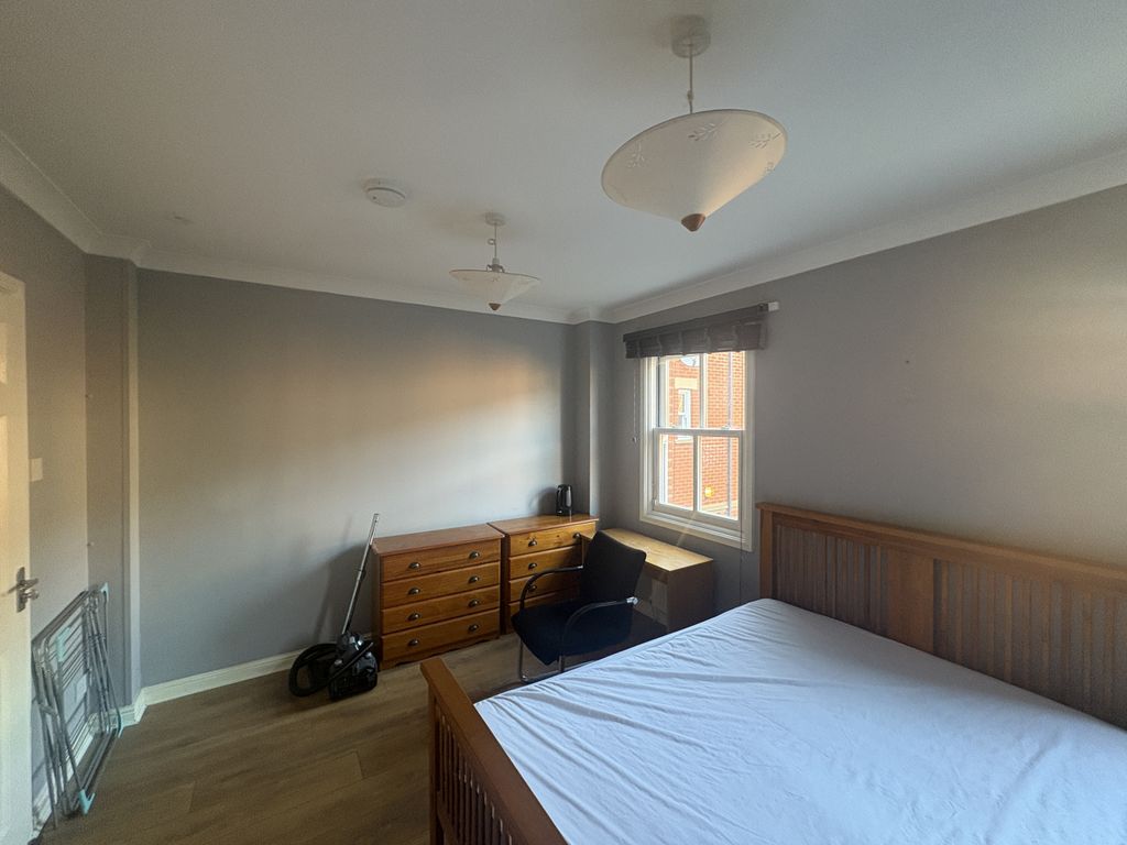 Property photo 3 of 9 Room