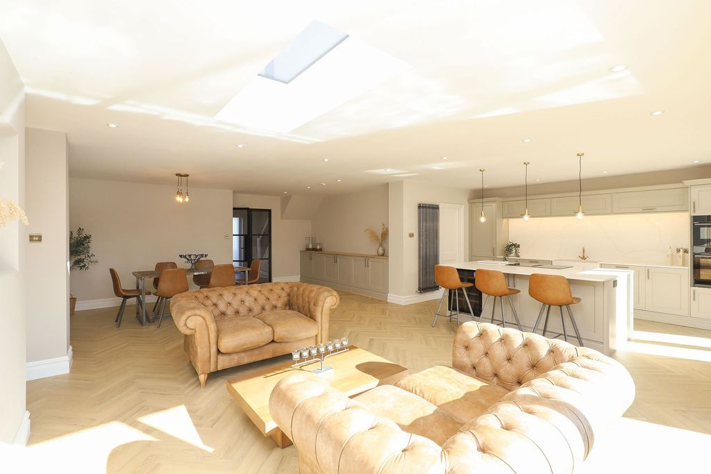 Property photo 1 of 28