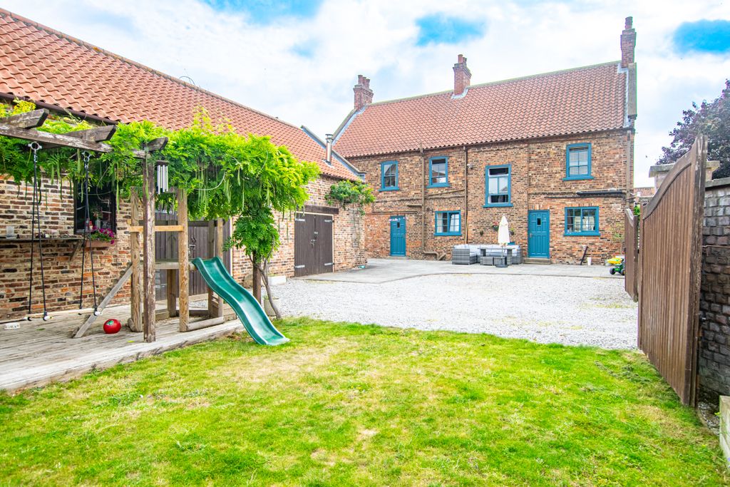 Property photo 1 of 34 Outside11