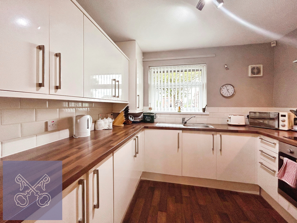 Property photo 3 of 16 Kitchen