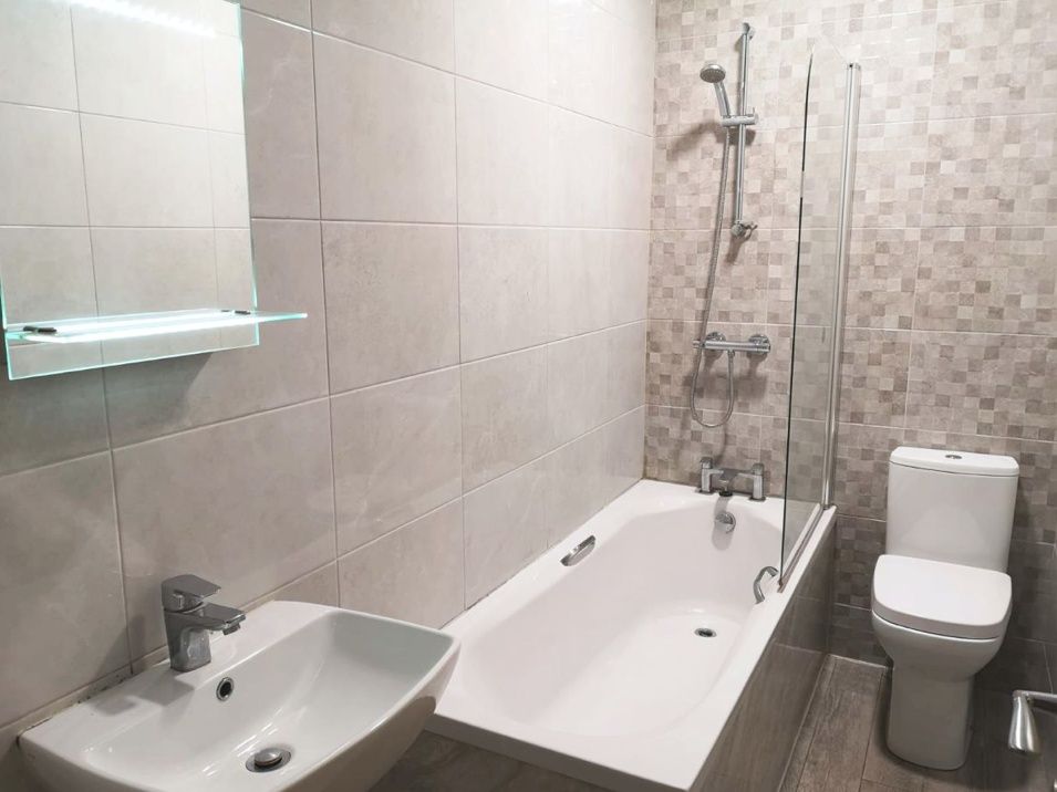 Property photo 3 of 5 A Modern And Neatly Maintained Bathroom Featuring ...
