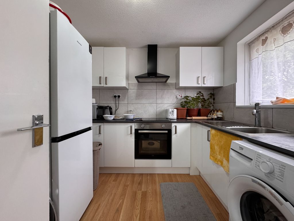 Property photo 3 of 6 38 Huxley Close Kitchen