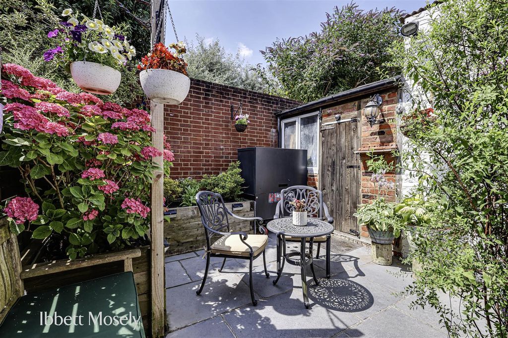 Property photo 1 of 11 15 Courtyard.Jpg