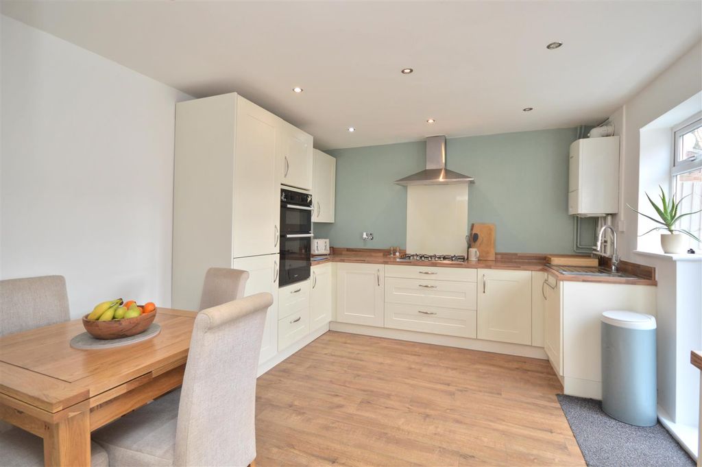 Property photo 2 of 16 Kitchen / Diner