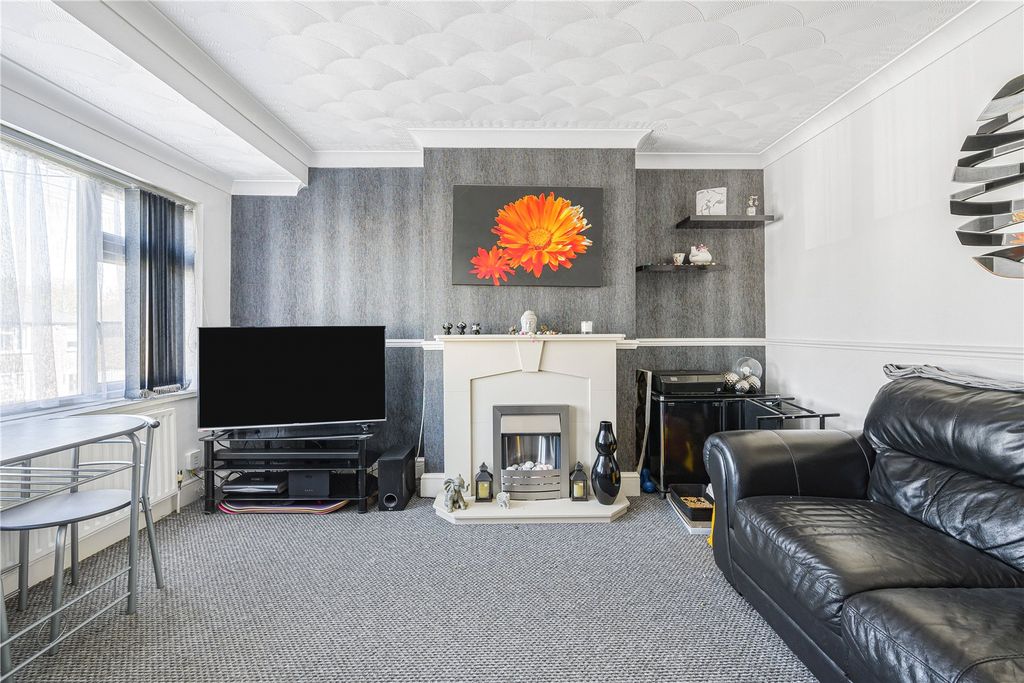 Property photo 3 of 15 Lounge