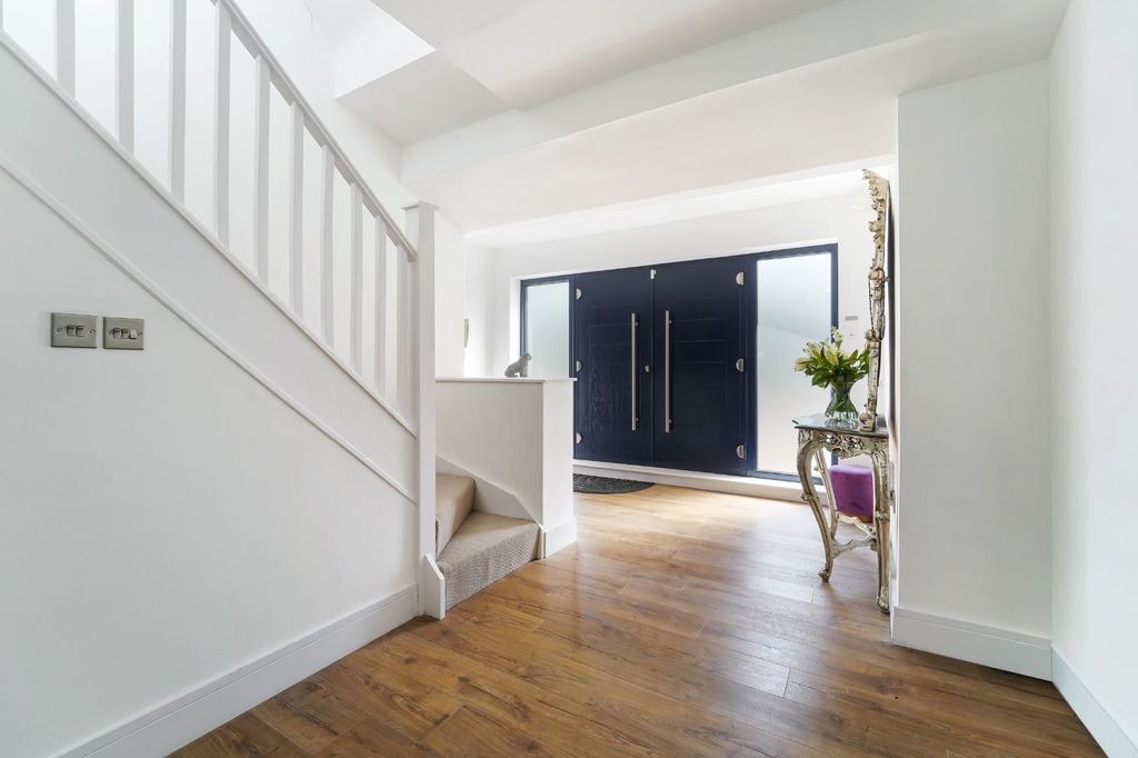 Property photo 2 of 20 Brighton Road
