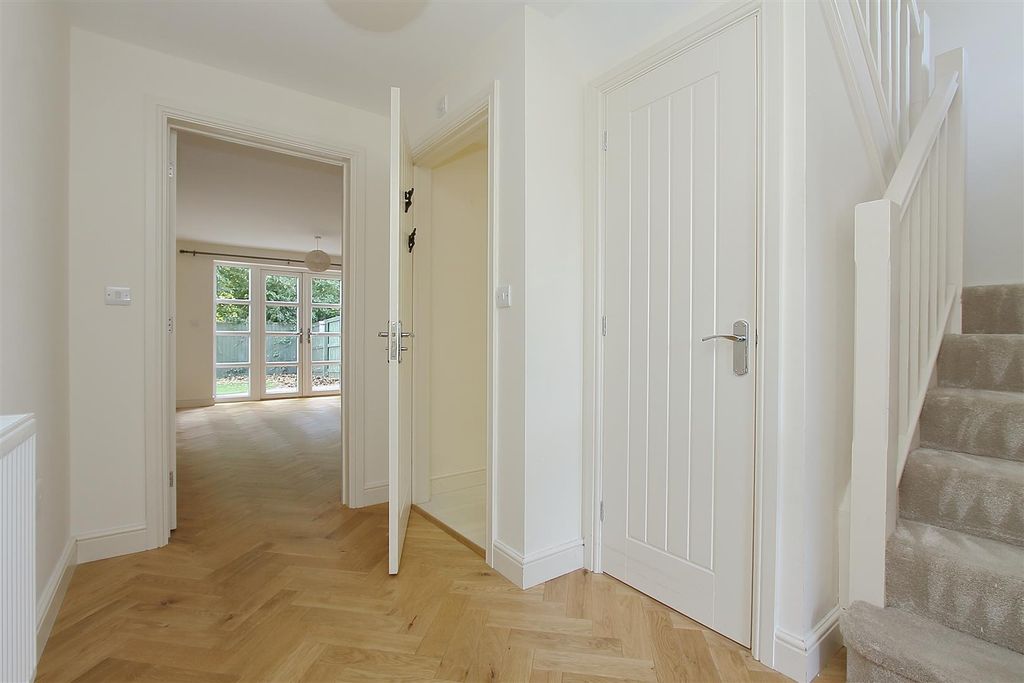 Property photo 2 of 13 2 Ivors Court Ph19.Jpg
