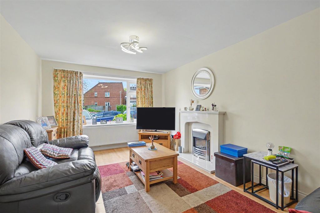 Property photo 2 of 17 Lounge