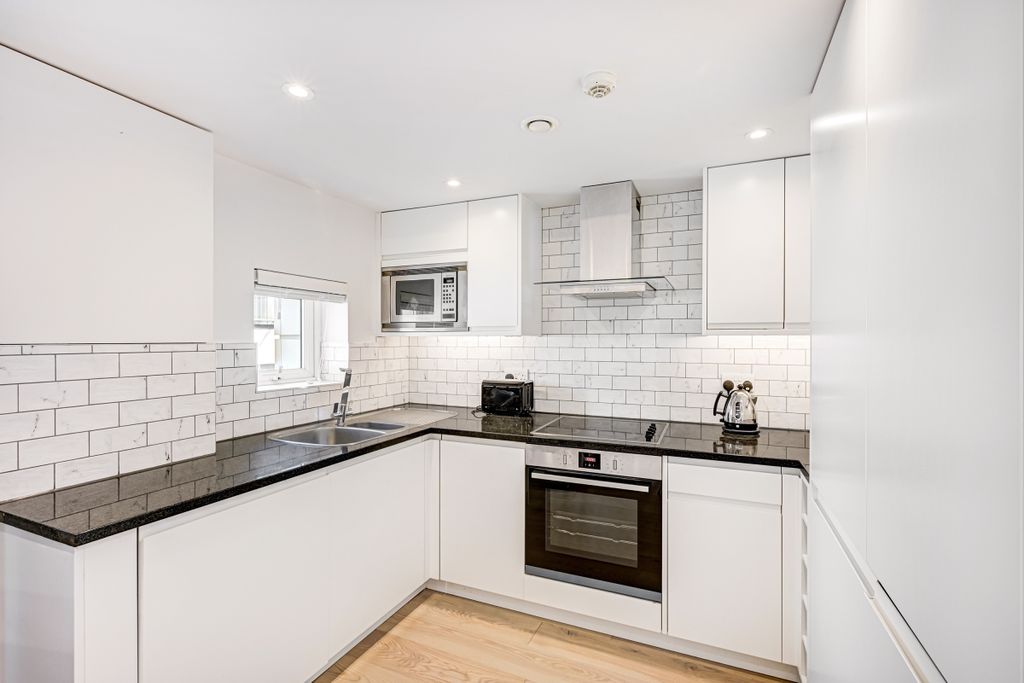 Property photo 2 of 9 Flat 1 Marathon H...