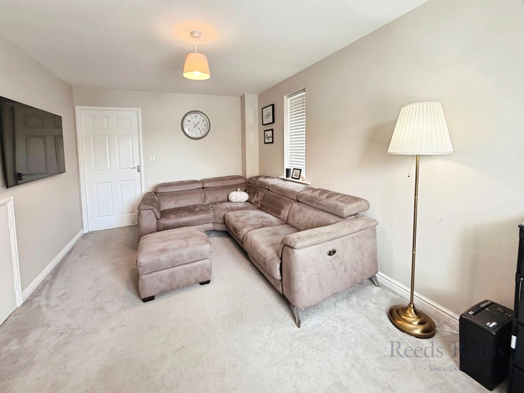 Property photo 3 of 16 Lounge