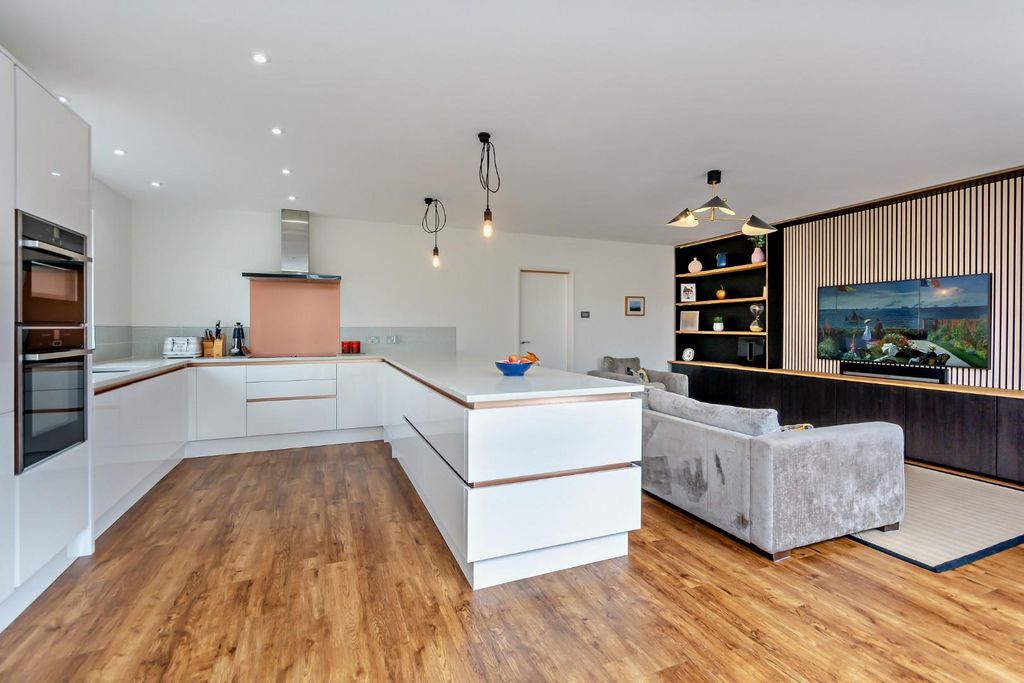 Property photo 3 of 20 8660166-Interior15-800.Jpg