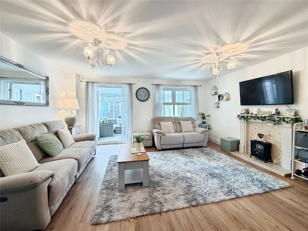 Property photo 2 of 25 Picture No. 15