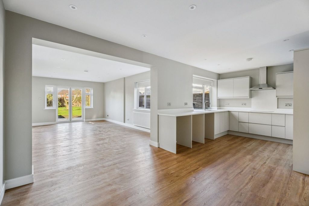 Property photo 2 of 25