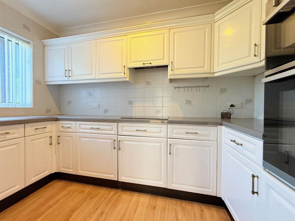 Property photo 3 of 18 Kitchen
