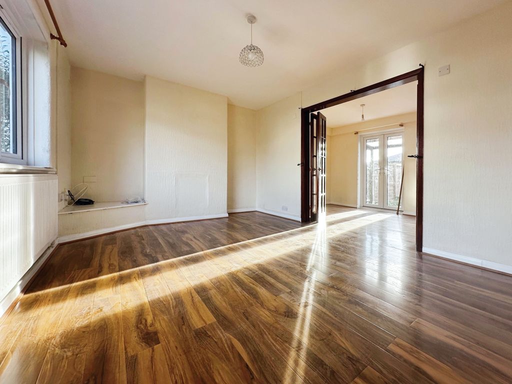 Property photo 3 of 9 Living 02