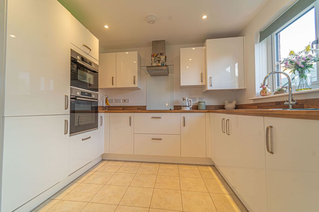 Property photo 2 of 32