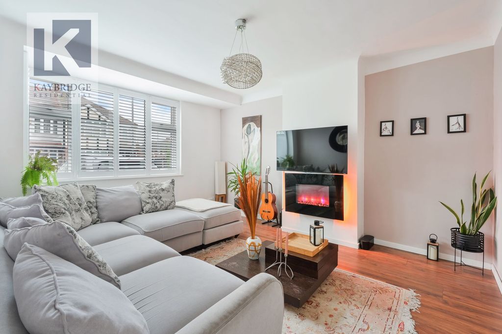 Property photo 2 of 12 College Gardens, New Malden - Kt3 6Nt