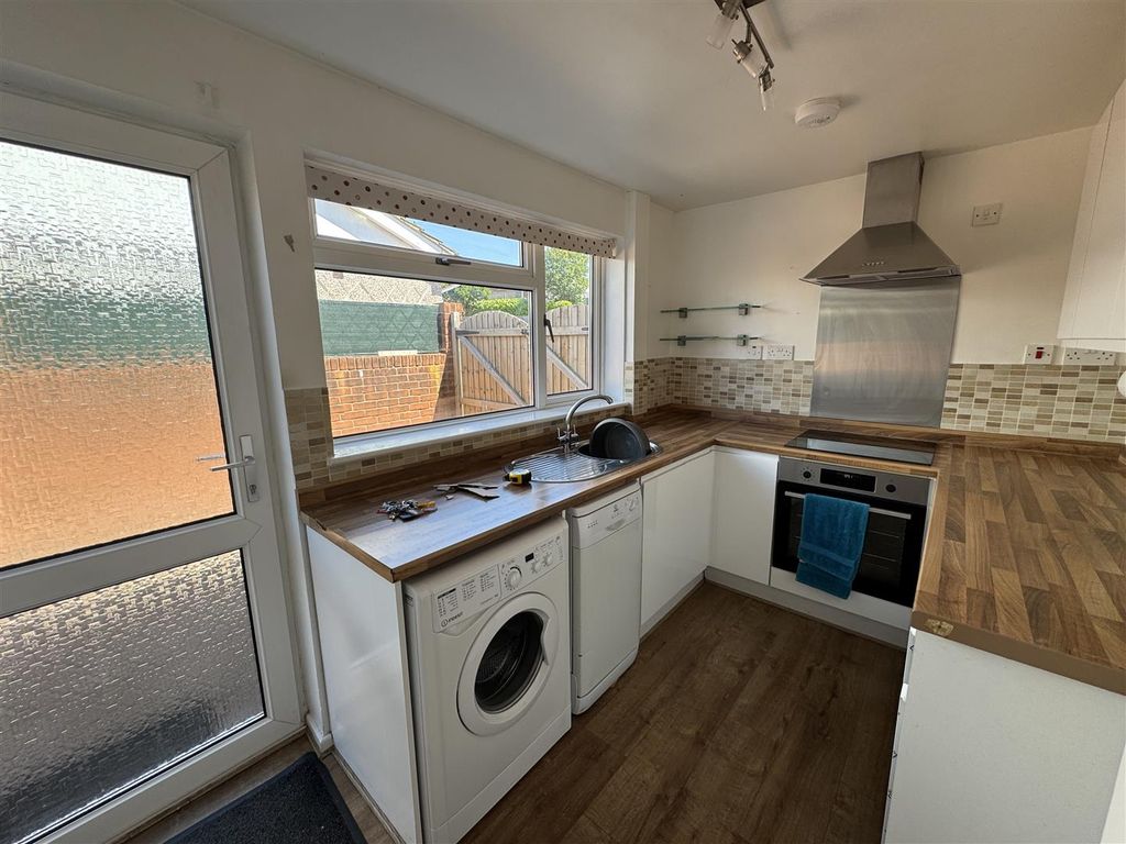 Property photo 3 of 11 Kitchen