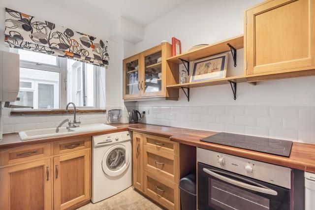 Property photo 3 of 10 Kitchen
