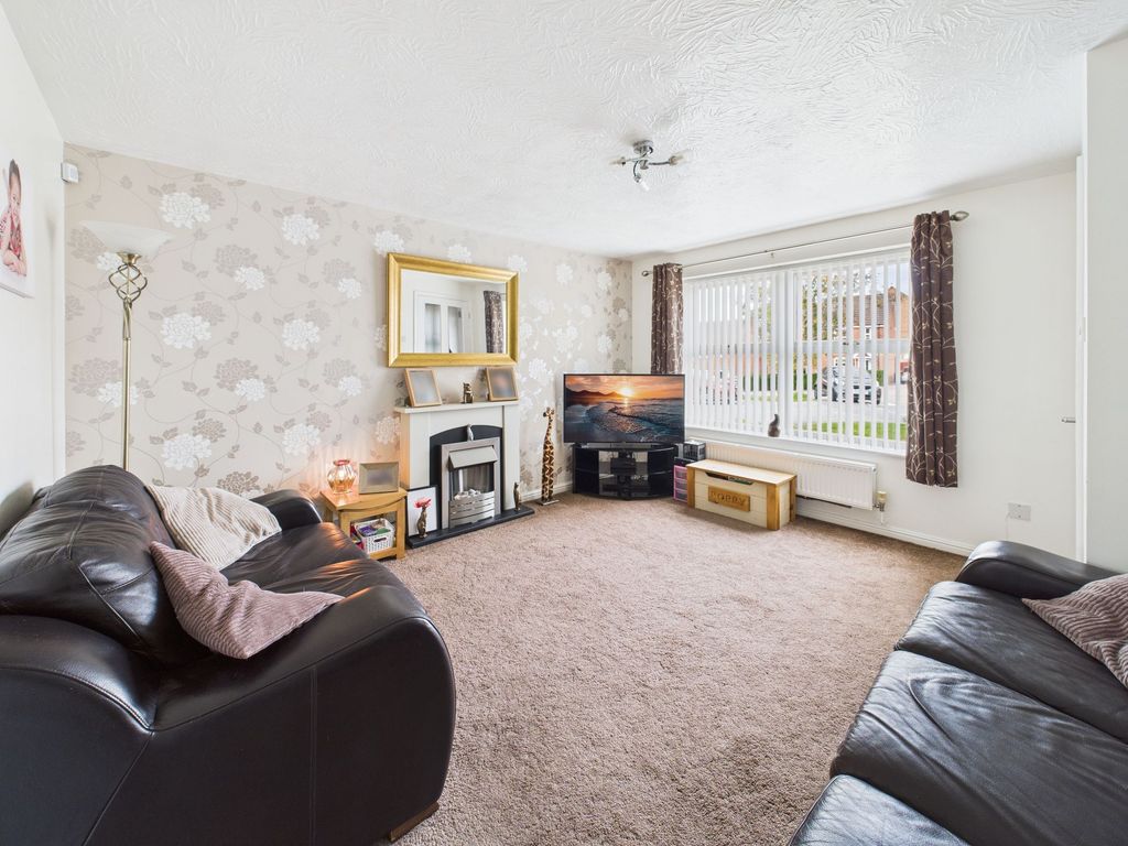 Property photo 3 of 16 Lounge