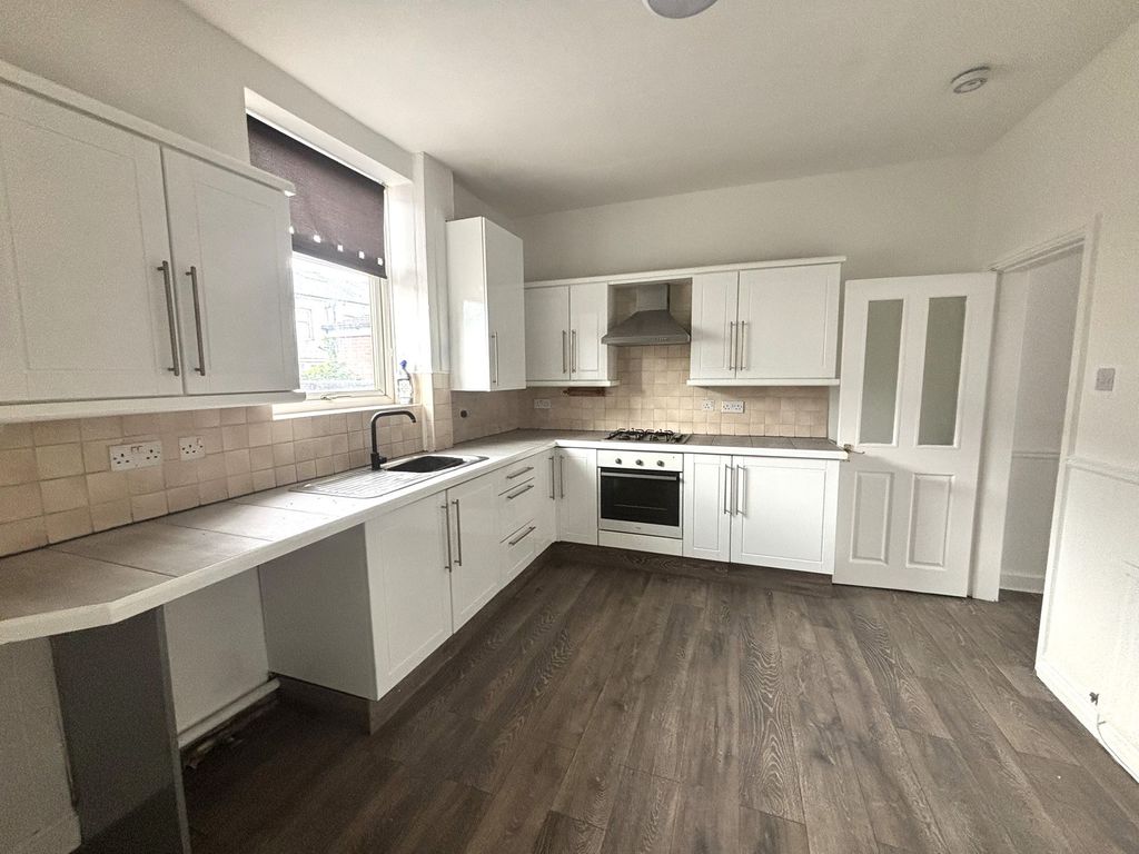Property photo 3 of 7 Kitchen