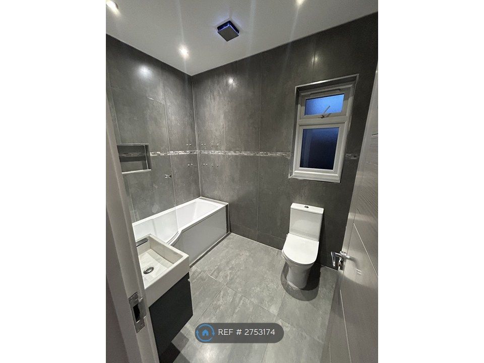 Property photo 3 of 9 Bathroom