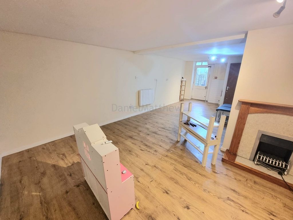 Property photo 2 of 6 Lounge