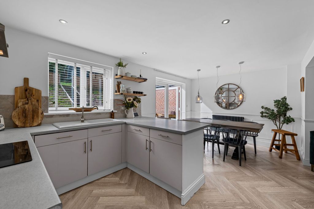 Property photo 2 of 31