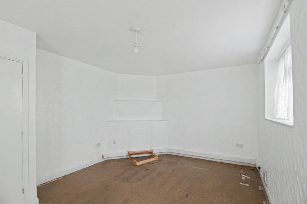 Property photo 3 of 20 16 Ilkley Road, Royal Docks, London, E16 3Jx