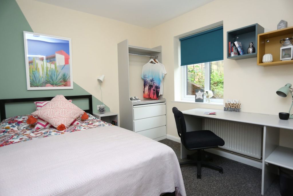 Property photo 1 of 5 Bright, Neatly Styled Single Bedroom With A Comfor...