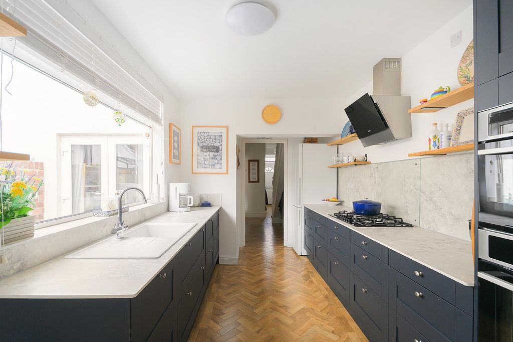 Property photo 1 of 37 1M8Pbn - Kitchen C.Jpg