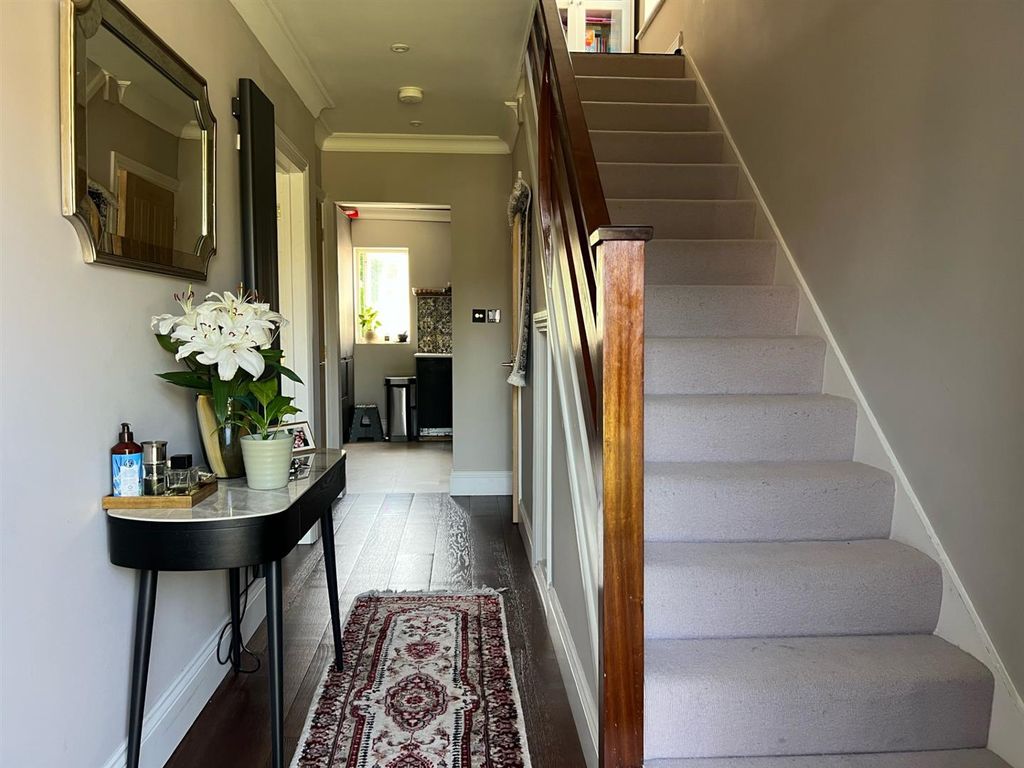 Property photo 2 of 16 Hallway.Jpg